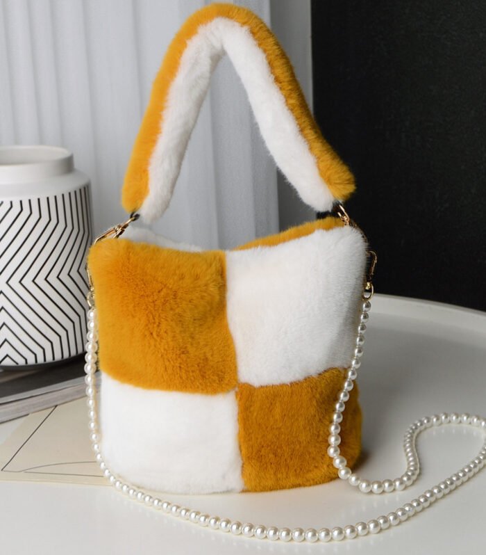 Checkerboard Plush Bucket Bag With Pearl Chain Design Winter Fashion Luxury Handbags For Women Personalized Shopping Shoulder Bags